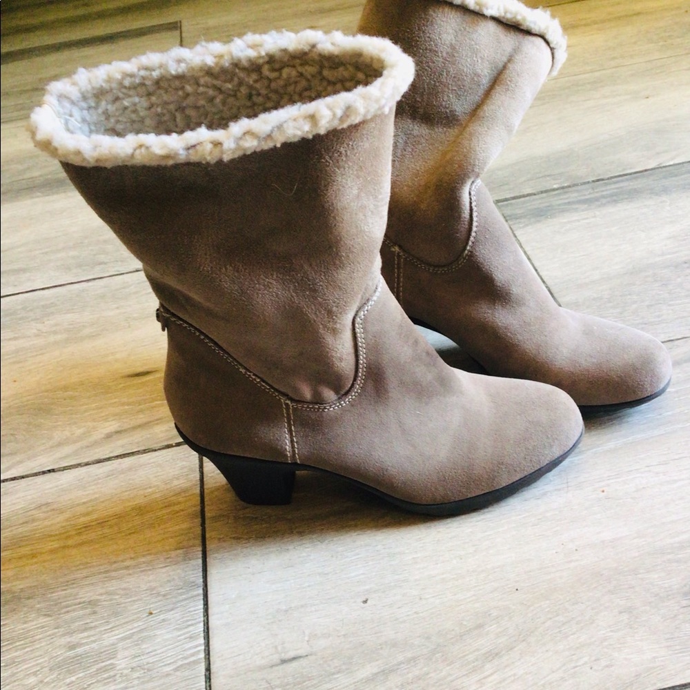 Tan boots with fleece